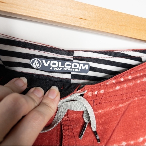 Volcom Mens Red White Stripe Board Shorts Size 34 Beach Surf Coastal Swim Casual - Picture 8 of 10